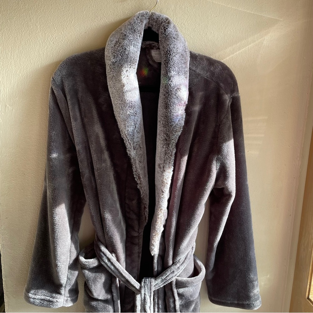 Women's Plush Fleece Shawl Collar Robe. Below Knee Length. Grey. One Size - Picture 5 of 9
